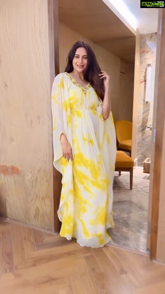 Divyanka Tripathi Instagram - Ooops🫣 #TransitionReel #PosersBeLike 🤷‍♀️ Green Dress: @jorasaindia Yellow Dress: @mergedesignofficial Styledby: @stylebysugandhasood @teamsugandhasood Assitedby: @styleitupwithmicheala Makeup: @sharukh_rocks902 Hair: @sunny_makeup_artist