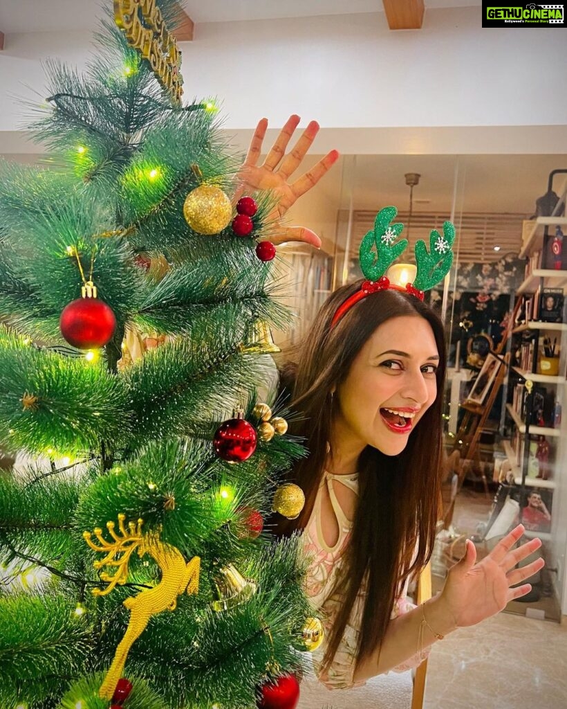 Divyanka Tripathi Instagram - Spoiler Alert: There's no Santa coming. Its just me!🤷‍♀️ #MerryChristmas🎄