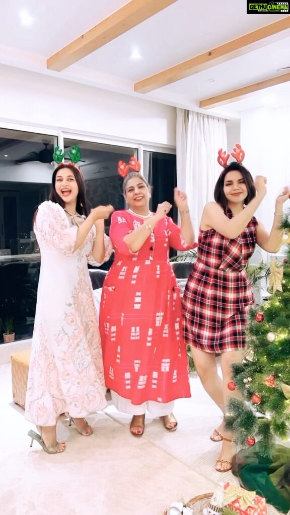 Divyanka Tripathi Instagram - Santa's favourite reindeers💃 #MerryChristmas