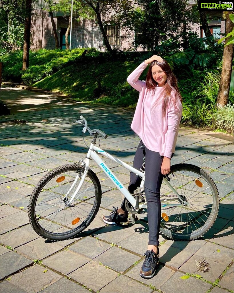 Divyanka Tripathi Instagram - Long drive jayenge...full speed jayenge.. #CycleDiary #PhotoDump