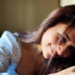 Divyanka Tripathi Instagram - सिर्फ़ किरदार और कैमरे का साथ होना काफ़ी नहीं. आँखों में एक चुटकी प्रेम और भावों में नज़ाकत, एक आशा से भरे पल में खो जाने की टीस. दिल में एक यादों का मद्धम गीत बजता हुआ, किरदार कैमरे में क़ैद हो कर भी गुनगुना रहा है, वरना यूँ ही तस्वीरें बोल उठती नहीं. ~दिव्यांका
