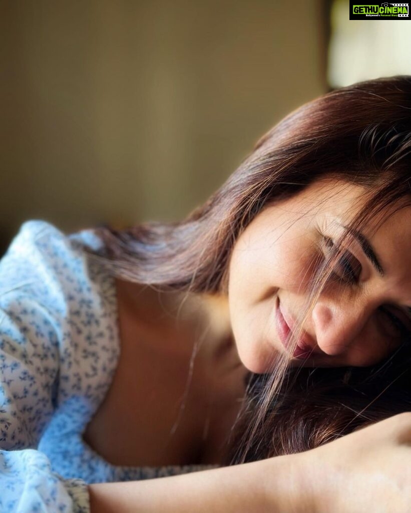 Divyanka Tripathi Instagram - सिर्फ़ किरदार और कैमरे का साथ होना काफ़ी नहीं. आँखों में एक चुटकी प्रेम और भावों में नज़ाकत, एक आशा से भरे पल में खो जाने की टीस. दिल में एक यादों का मद्धम गीत बजता हुआ, किरदार कैमरे में क़ैद हो कर भी गुनगुना रहा है, वरना यूँ ही तस्वीरें बोल उठती नहीं. ~दिव्यांका