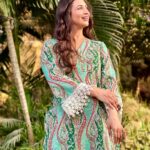 Divyanka Tripathi Instagram - Face the sun and shadows will fall behind you! ☀️ 🍃 🍃 Outfit: @poshaffair.co Styledby: @stylebysugandhasood @teamsugandhasood