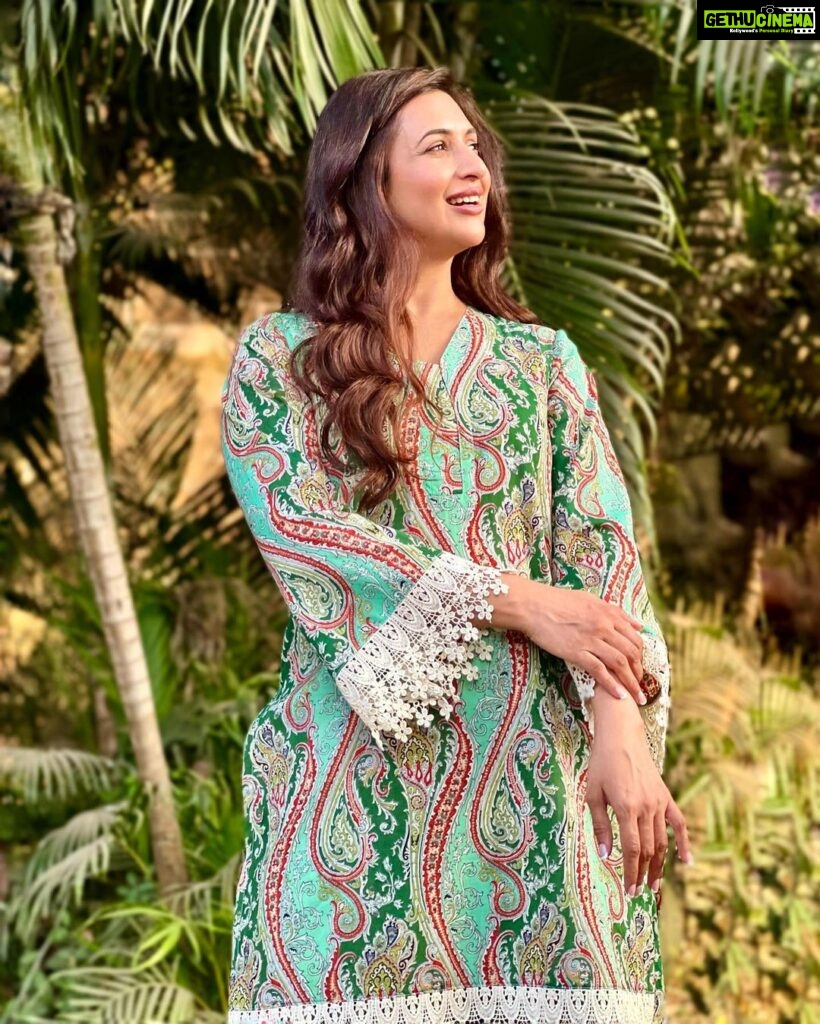 Divyanka Tripathi Instagram - Face the sun and shadows will fall behind you! ☀️ 🍃 🍃 Outfit: @poshaffair.co Styledby: @stylebysugandhasood @teamsugandhasood
