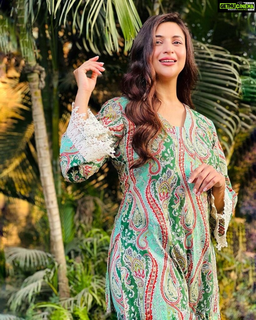 Divyanka Tripathi Instagram - Face the sun and shadows will fall behind you! ☀️ 🍃 🍃 Outfit: @poshaffair.co Styledby: @stylebysugandhasood @teamsugandhasood