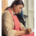 Divyanka Tripathi Instagram - Taking brief and making notes...student life never really ends. #BetweenShots #BehindTheScenes
