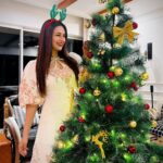 Divyanka Tripathi Instagram - Spoiler Alert: There's no Santa coming. Its just me!🤷‍♀️ #MerryChristmas🎄