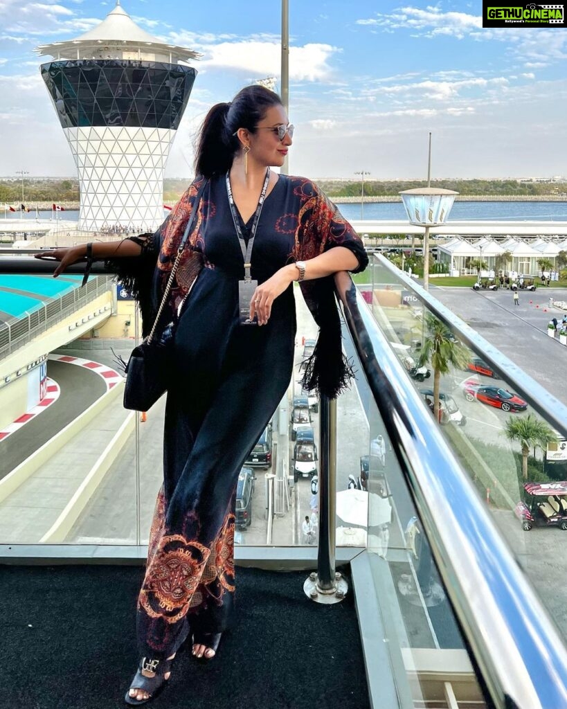 Divyanka Tripathi Instagram - 🖤 Styledby: @stylebysugandhasood Outfitby: @wabisabistyl Assisted by @TanyaMishrra @styleitupwithmicheala