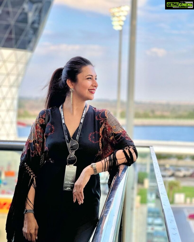 Divyanka Tripathi Instagram - 🖤 Styledby: @stylebysugandhasood Outfitby: @wabisabistyl Assisted by @TanyaMishrra @styleitupwithmicheala