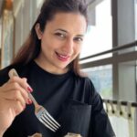 Divyanka Tripathi Instagram - 'Care to Share' or 'Share to Care'?😉 #ScrumptiousFoodDiary #HealthyYetYum #Pickyourtrail#HasslefreeHolidays #LetsPYT #FSDubaiDIFC #FourSeasons #FSCityEscape Four Seasons Hotel DIFC