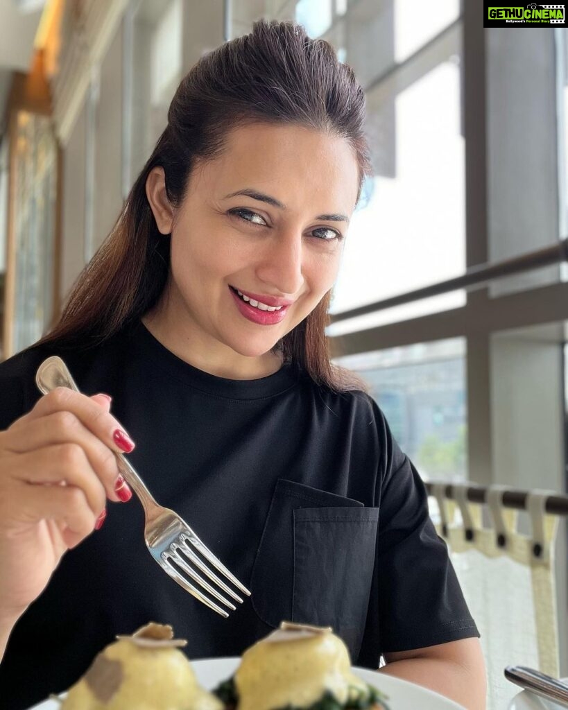 Divyanka Tripathi Instagram - 'Care to Share' or 'Share to Care'?😉 #ScrumptiousFoodDiary #HealthyYetYum #Pickyourtrail#HasslefreeHolidays #LetsPYT #FSDubaiDIFC #FourSeasons #FSCityEscape Four Seasons Hotel DIFC