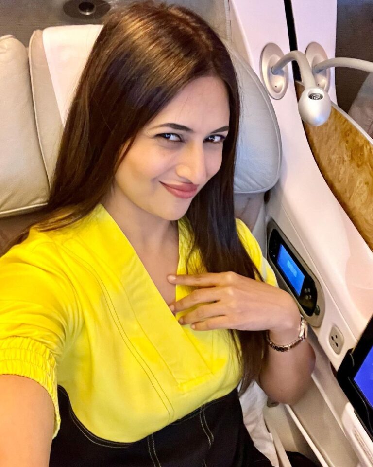 Divyanka Tripathi Instagram - Excited to tell you...flying off to Cape Town to give a tiny twist to Khatron Ke Khiladi 13. Carrying your love with me.😍 . . . . 🧚‍♀️ @stylebysugandhasood 💃@vyoum_official #KKK13 #KKK #Challenger