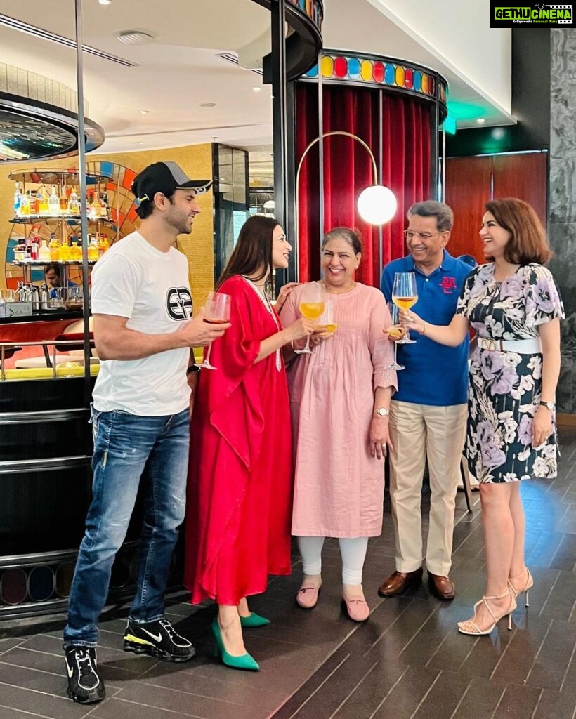 Divyanka Tripathi Instagram - Brunch date with family 😍 What hospitality and food... Loved you @gomamumbai 🥂