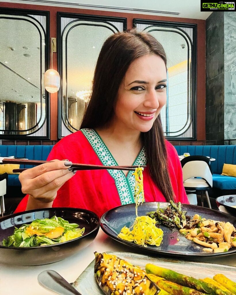 Divyanka Tripathi Instagram - Brunch date with family 😍 What hospitality and food... Loved you @gomamumbai 🥂