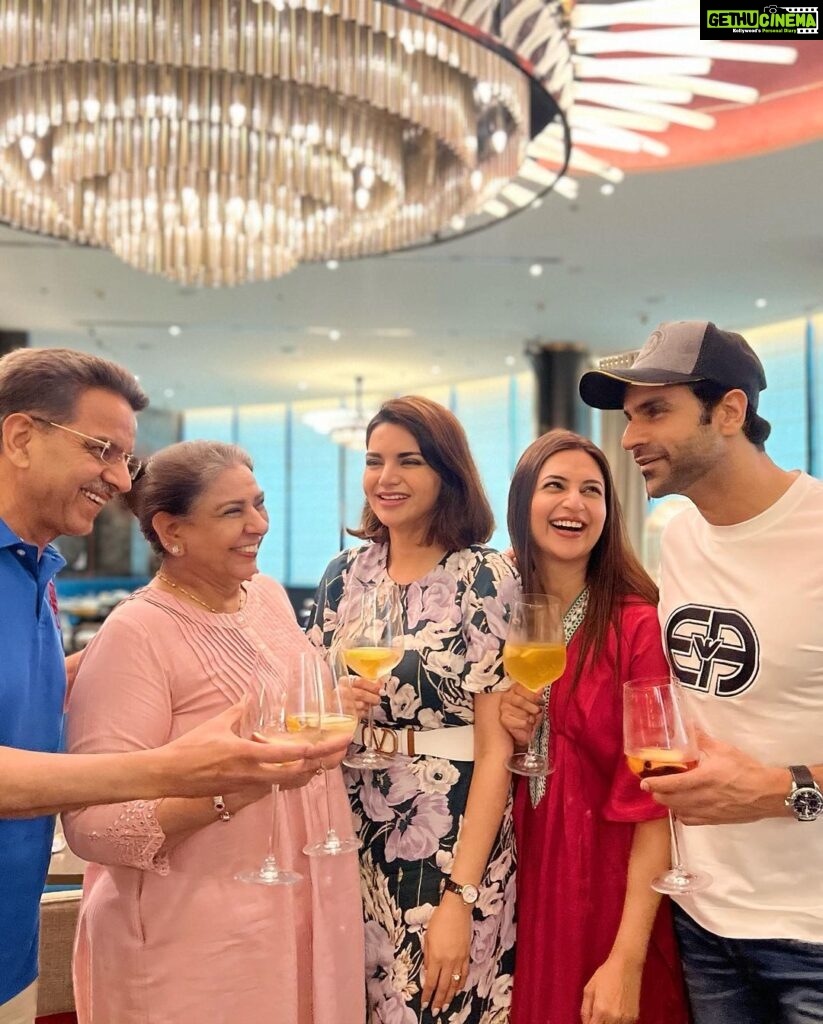 Divyanka Tripathi Instagram - Brunch date with family 😍 What hospitality and food... Loved you @gomamumbai 🥂