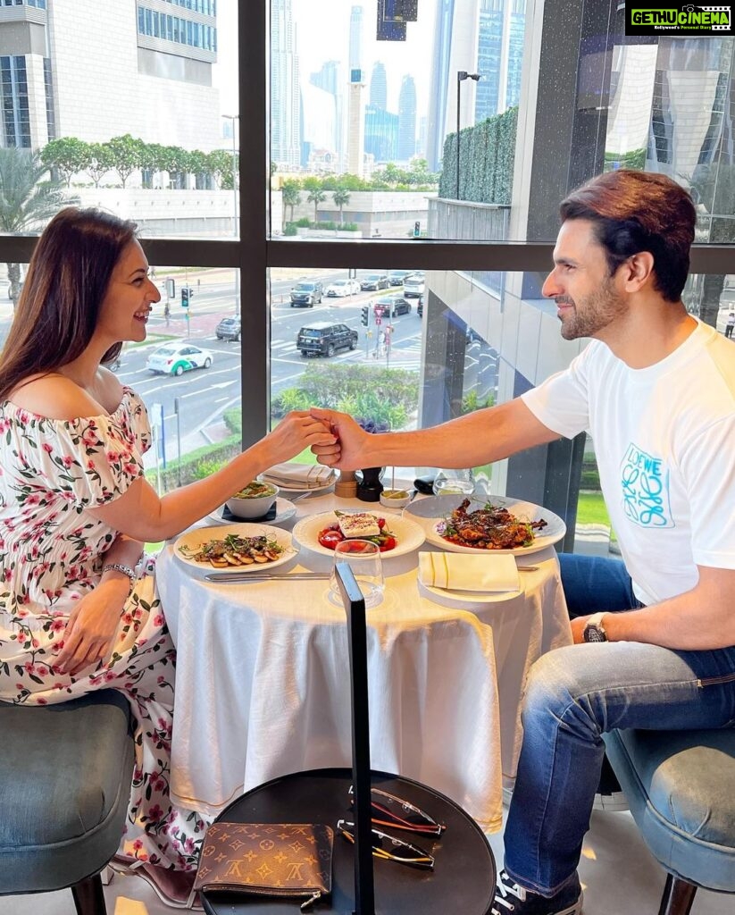 Divyanka Tripathi Instagram - Pictures are the soul of times spent together that you can revisit and relive forever. #MemoriesInTheMaking @pickyourtrail @fsdubaidifc #Pickyourtrail #HasslefreeHolidays #LetsPYT #FSDubaiDIFC #FourSeasons #FSCityEscape Four Seasons Hotel DIFC