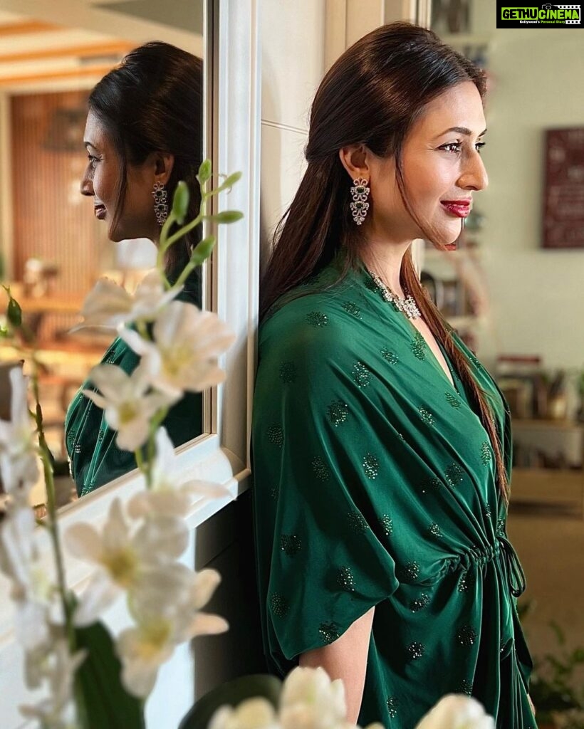 Divyanka Tripathi Instagram - Amidst all the conflicts regarding one's appearance it's important to remember- "Elegance isn't about being noticed but about being remembered." 👗 @nimbumirchi.in 📿 @rubans.in @oakpinionpr