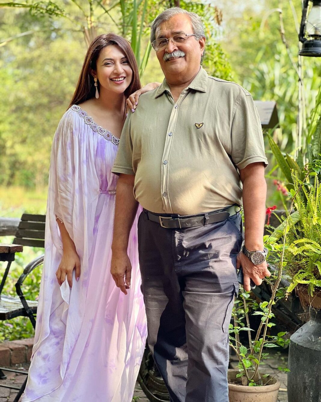 Divyanka Tripathi Instagram - Celebrating your birthday together after so long papa!😍 Missing two boys of our gang though @airbus.maestro @sameertiwari27....you better be there next time! 😑 #BirthdayAlbum