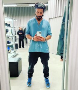 Dulquer Salmaan Instagram - Hello there people ! 

#stillrockingthishair #gettingratherattached #choppingitllbelikemassacre #godgivemestrength #nextmonth