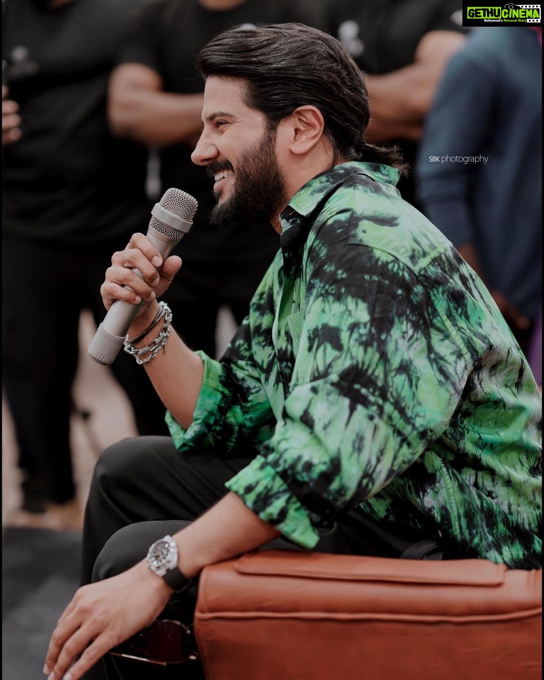 Dulquer Salmaan Instagram - A big thank you to Shankaran Kutty Sir and the entire family of @swayamvarasilksindia for having me for the opening of their new store in Kondotty. Adding to it was the grace of these lovely ladies @veena_nandakumar, @anikhasurendran and @malavikacmenon. Im also proud to announce my association with @swayamvarasilksindia as brand ambassador. And to the people of Kondotty thank you for the immense outpouring of love. You braved the heat and sang and danced with me and I find my heart is full. You are the real superstars and brave hearts !! Special thanks to the police forces and security personnel for ensuring everybody’s safety. Costume stylist @harmann_kaur_2.0 Styling assistant @anokha_ann Hairstylist @imranshaikh.730 Make up @av_ratheeshcinema Photographer @sbk_shuhaib #Opening #Kondotty #SwayamvaraSilks #BeenAges #heartisfull❤️❤️