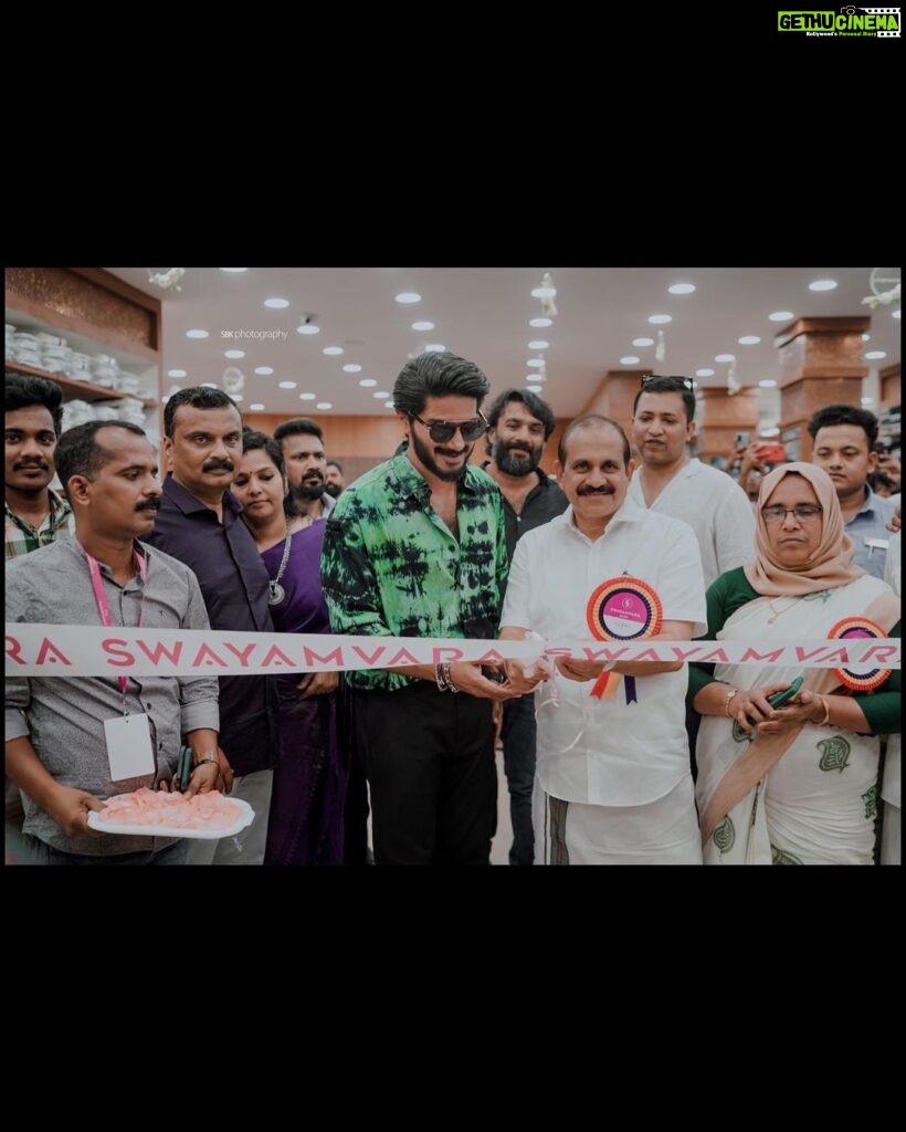 Dulquer Salmaan Instagram - A big thank you to Shankaran Kutty Sir and the entire family of @swayamvarasilksindia for having me for the opening of their new store in Kondotty. Adding to it was the grace of these lovely ladies @veena_nandakumar, @anikhasurendran and @malavikacmenon. Im also proud to announce my association with @swayamvarasilksindia as brand ambassador. And to the people of Kondotty thank you for the immense outpouring of love. You braved the heat and sang and danced with me and I find my heart is full. You are the real superstars and brave hearts !! Special thanks to the police forces and security personnel for ensuring everybody’s safety. Costume stylist @harmann_kaur_2.0 Styling assistant @anokha_ann Hairstylist @imranshaikh.730 Make up @av_ratheeshcinema Photographer @sbk_shuhaib #Opening #Kondotty #SwayamvaraSilks #BeenAges #heartisfull❤️❤️