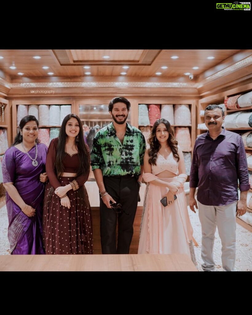 Dulquer Salmaan Instagram - A big thank you to Shankaran Kutty Sir and the entire family of @swayamvarasilksindia for having me for the opening of their new store in Kondotty. Adding to it was the grace of these lovely ladies @veena_nandakumar, @anikhasurendran and @malavikacmenon. Im also proud to announce my association with @swayamvarasilksindia as brand ambassador. And to the people of Kondotty thank you for the immense outpouring of love. You braved the heat and sang and danced with me and I find my heart is full. You are the real superstars and brave hearts !! Special thanks to the police forces and security personnel for ensuring everybody’s safety. Costume stylist @harmann_kaur_2.0 Styling assistant @anokha_ann Hairstylist @imranshaikh.730 Make up @av_ratheeshcinema Photographer @sbk_shuhaib #Opening #Kondotty #SwayamvaraSilks #BeenAges #heartisfull❤❤