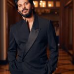 Dulquer Salmaan Instagram – Never miss a chance to Suit Up ! 

Costume stylist @harmann_kaur_2.0
Outfit @Alexandermcqueen
Hairstylist @rohit_bhatkar
Make-up @av_ratheeshcinema
Photographer and Team: @eshaangirri @enhancingmoments
Management @vaishalib2907

#whatchulookinat #suitup #dressforyourself #helloawards