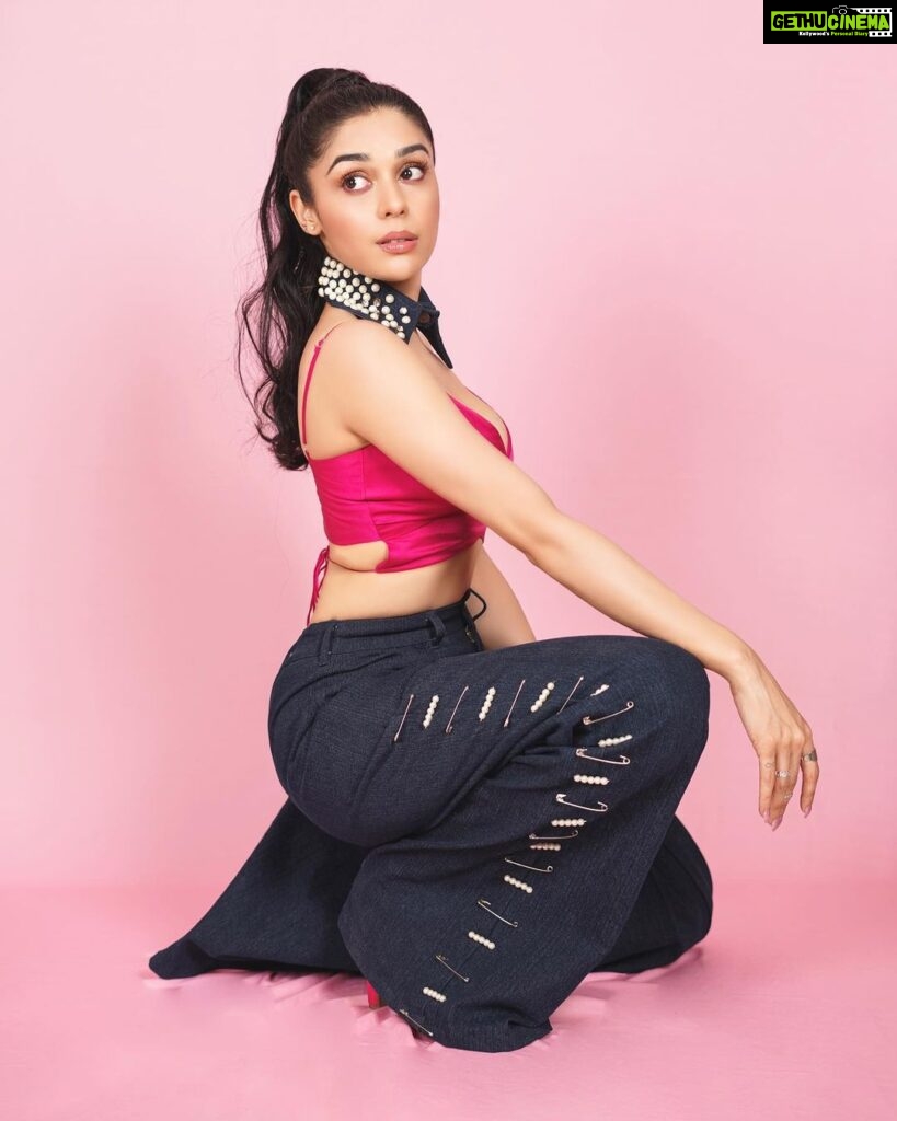 Eisha Singh Instagram - The art of eye contact…😉⚡️ . . . For HT India's most stylish! @htcity Photographer - @rk_fotografo Makeup & Hair - @celebsmakeupbysejal Curated and Designed by - @garykaurk X @chiffoungary_designandstyle Styled by - @instylewithaditi @garykaurk Accessories - @itahadnura @getjunkd.in Team - @oceanmediapr