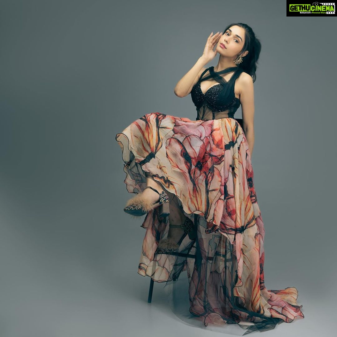 Eisha Singh Instagram - When all you hear is food. When all you see is food ππ½ββοΈ . . . Photographer - @vaspaan_shroff Styled by- @purvabansal5 Outfit- @dvfashionstudio Hair & makeup - @garg_kinjal Location - @thehoneststudios @thehonestillustrationss Team - @oceanmediapr