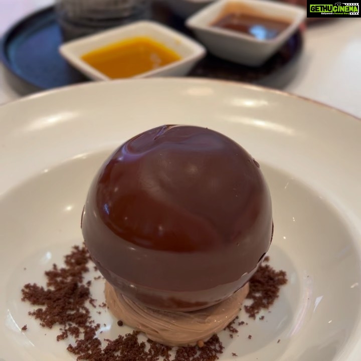 Erica Fernandes Instagram - Doesn't everything look tempting at @chocolatebar_uae? @sb_belhasa @mohammadrihab_ Chocolate Bar Dubai Mall