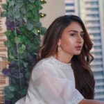 Erica Fernandes Instagram - Putting a contemporary spin on Indian vibes, because who said tradition can’t be trendy? 💃🏽✨ Outfit @real_weaverstory PR @sonyashaikh #instagood #photooftheday #picoftheday #beautiful #love #fashion #style #instafashion #instastyle #trendy #ootd #instadaily #viral #trending #instalike #popular #explore #instamood #instapic