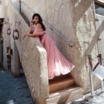 Erica Fernandes Instagram - Pretty pink. Outfit by @oldstorytradinguae Styled by @mitadg Accessories by @biyanijewels Al Seef, Dubai Creek