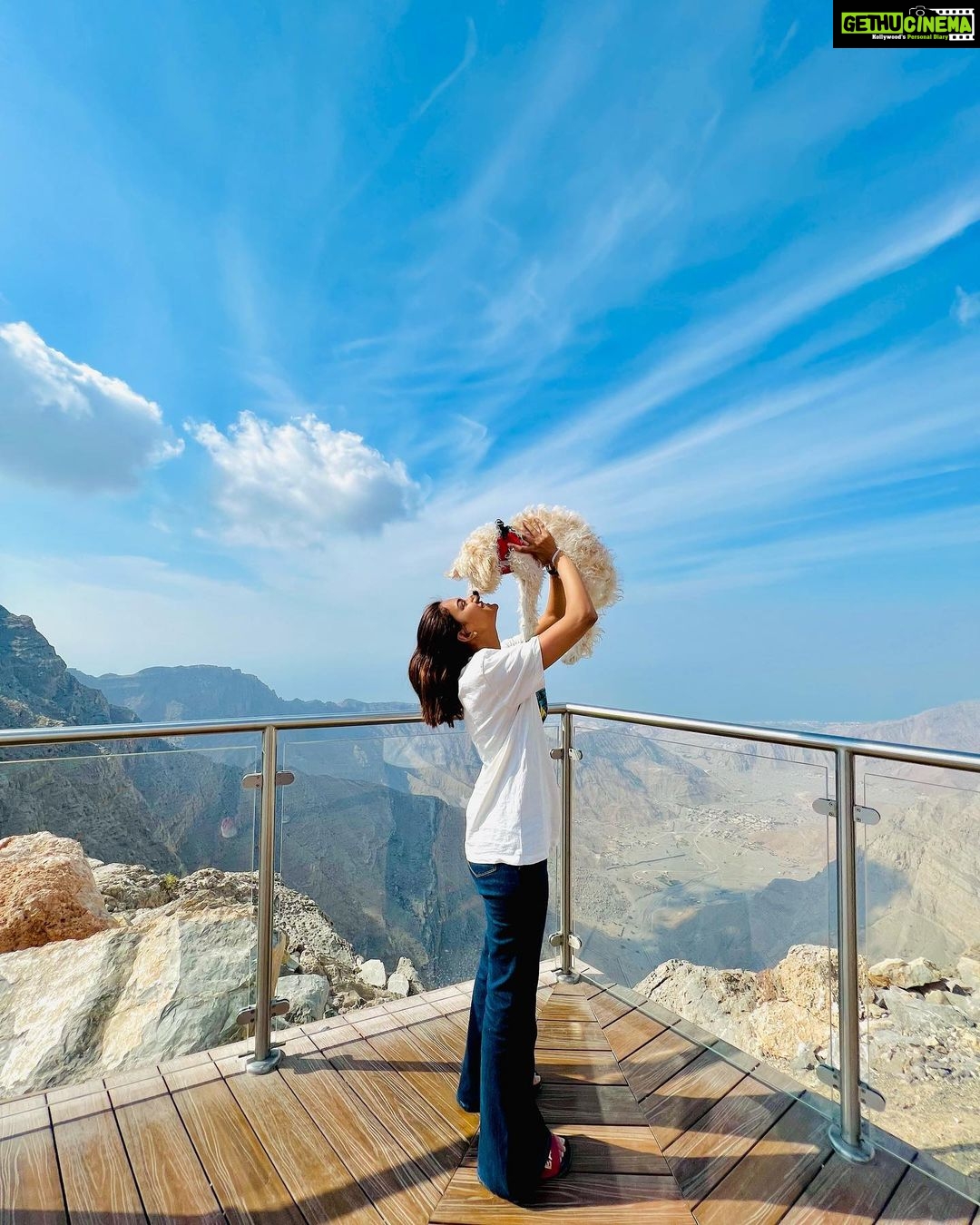 Erica Fernandes Instagram - Me and my Boys. #visitjabeljais #rasalkhaimah #ericafernandes #ginger #coco