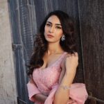 Erica Fernandes Instagram - Pretty pink. Outfit by @oldstorytradinguae Styled by @mitadg Accessories by @biyanijewels Al Seef, Dubai Creek