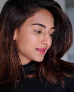 Erica Fernandes Instagram - 1st pic is like when you’re staring at your crush 2nd is when they catch you doing so . 😉