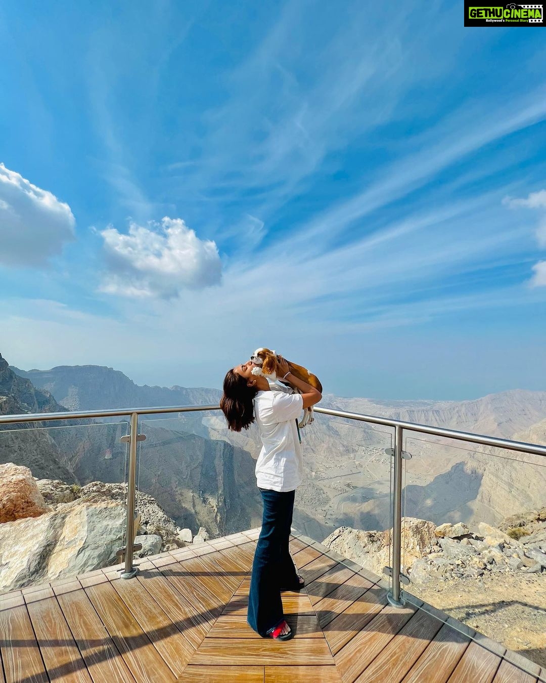 Erica Fernandes Instagram - Me and my Boys. #visitjabeljais #rasalkhaimah #ericafernandes #ginger #coco