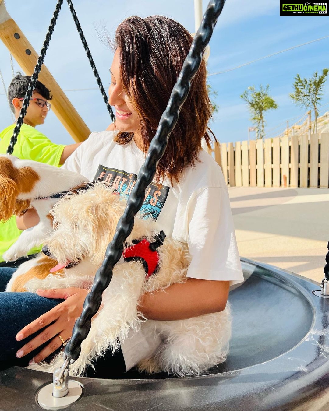 Erica Fernandes Instagram - Me and my Boys. #visitjabeljais #rasalkhaimah #ericafernandes #ginger #coco