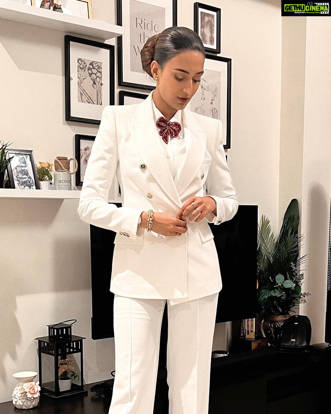 Erica Fernandes Instagram - Radiating confidence brighter than a pristine white ensemble. Own it, embrace it! #FashionForward #StyleInspiration #ericafernandes #WhiteOut #Fashionista #Trendsetter #GlamorousVibes #FashionGoals #Influencer #SlayingInWhite #EffortlesslyChic #FashionObsessed