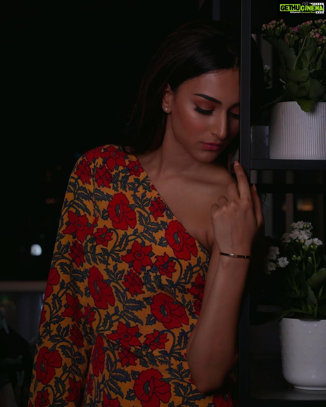 Erica Fernandes Instagram - Letting go isn't a sign of weakness; it's an act of strength and self-realization. In the process of evolution, I shed what weighs me down to make room for what lifts me up. š Outfit @joyresortwear PR @sonyashaikh