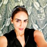 Esha Deol Instagram – Bandana girl 💚🍀
Ready set go ! It’s Monday 👍🏼
#shootlife 

#mondaymotivation #readysetgo #workmode #shootlife #photooftheday #bandanagirl #mondayvibes #offtowork #eshadeol #gratitude 🧿♥️