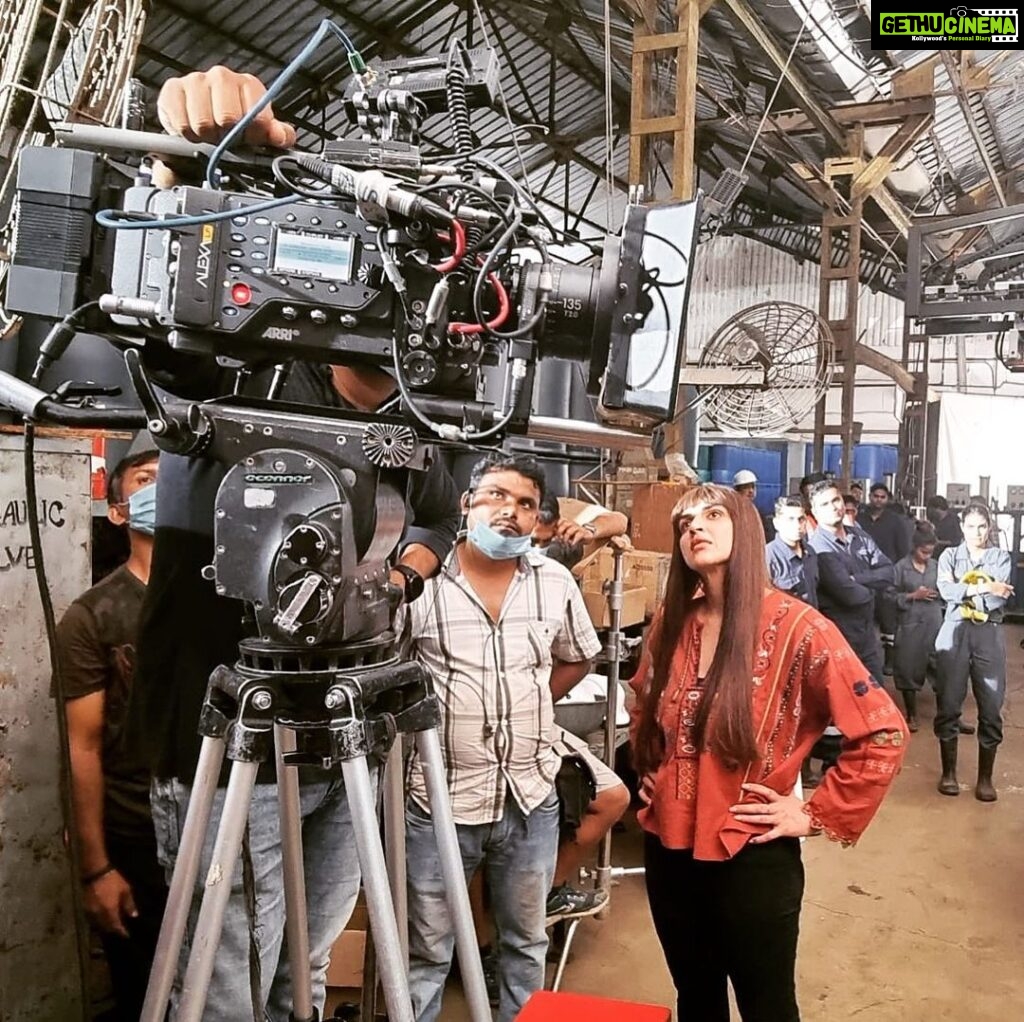 Esha Deol Instagram - Always looking at you 🫶🏼🎥 you are an actors best friend the most important object of affection & devotion. Camera keep rolling on me forever 😍🧿 Here is a BTS moment captured on the sets of Hunter tootega nahi todega . Do watch our show on @amazonminitv @suniel.shetty @rahuldevofficial @karanvirsharma @barkhasengupta @yoodleefilms @saregama_official @batraalok8 @dir_prince_dhiman #huntertooteganahitodega #bts #camerarolling #action #eshadeol #gratitude ♥️🧿