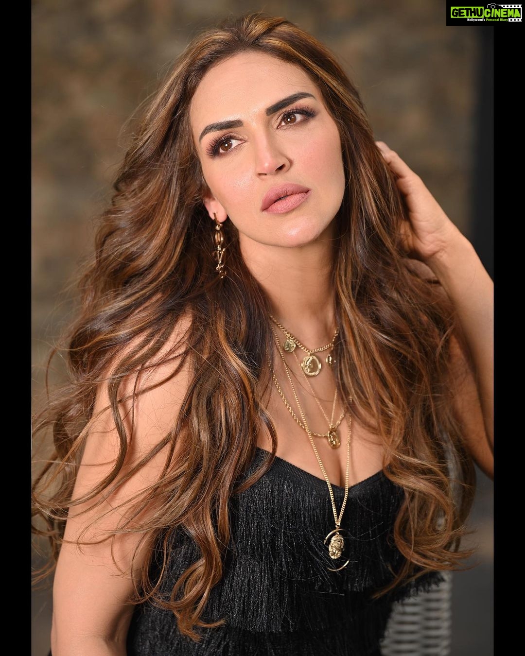 Esha Deol Instagram - La Dolce Vita 💋♥️ 📸Photographer - @tinadehal 💄HMU - @fatima_dsouza @ankitamanwanimakeupandhair 💃🏻Styled by - @imeshadeol ♥️Managed by -@palsandpeersentertainment 🕺🏼Staff - @shankarjadhav813 #esha #eshadeol #blackdress #eshainblack #dolcivita #photoshoot #posinglikeaqueen #pose #photooftheday #black #dress #gratitude🧿♥️