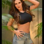 Esha Deol Instagram – Back to basics 🫶🏼

Photography- @tinadehal 
HMU – @ankitamanwanimakeupandhair @fatima_dsouza 
Styled by – @imeshadeol 
Managed by – @palsandpeersentertainment 
Staff – @shankarjadhav813 

#photoshoot #girlsjustwannahavefun #fitness #summervibes #basics #easybreezy #palmtrees #naturelover #workmode #picoftheday #denimshorts #photography #eshadeol  #gratitude 🧿♥️