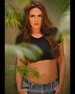 Esha Deol Instagram - Back to basics 🫶🏼 Photography- @tinadehal HMU - @ankitamanwanimakeupandhair @fatima_dsouza Styled by - @imeshadeol Managed by - @palsandpeersentertainment Staff - @shankarjadhav813 #photoshoot #girlsjustwannahavefun #fitness #summervibes #basics #easybreezy #palmtrees #naturelover #workmode #picoftheday #denimshorts #photography #eshadeol #gratitude 🧿♥️