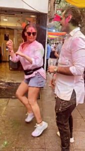 Esha Deol Instagram - Some Holi masti 🤩 Mast raho sab Happy Holi 🤗🧿♥️♥️ @bharattakhtani3 #holi #holifestival #happyholi #trending #trendingreels #husbandandwife #chill #eshadeol #family #gratitude♥️🧿