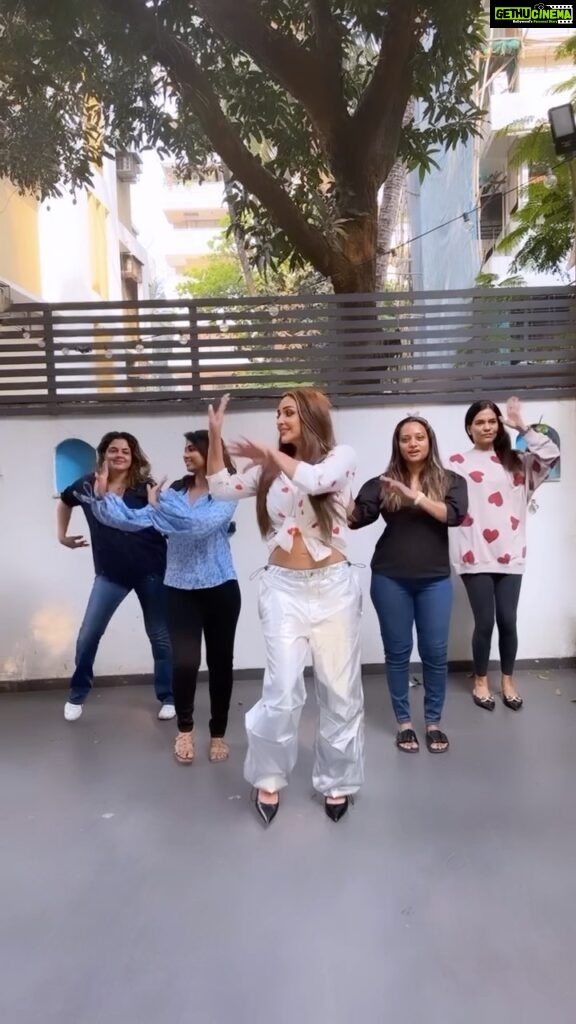 Esha Deol Instagram - Got my groove on 😍 with the girl squad ♥️♥️♥️♥️♥️ @tinadehal @ankitamanwanimakeupandhair @fatima_dsouza @bea_nayak #funonshoot #eshadeol #EDT #mygangmygirls #mygirls #wednesday #womensday #strongwomen #womencrew #strongerandbetter #ED #shootlife #funday #viral #reelitfeelit #reelsindia #trending #grattitude ♥️🧿