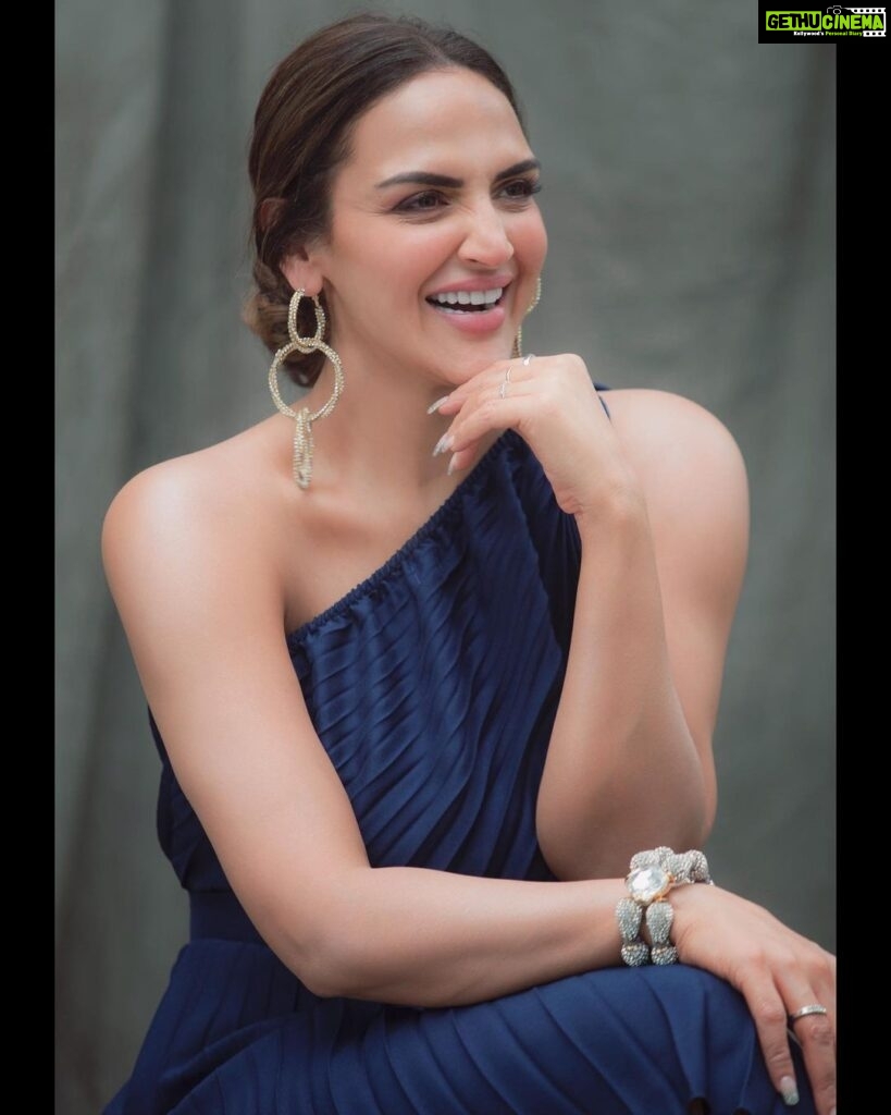 Esha Deol Instagram - If you find it hard to laugh at yourself , I would be happy to do it for you 😉🤭 ( truth - I laugh at myself a lot & it’s fun . Try it ) Here are some candid pictures which were clicked before we got the final shot . Fun moments with the team . 📸Photographer - @sahilsachdevaphotography 💄HMU - @ankitamanwanimakeupandhair @surve.jaya 👗Styled by - @priyaaa24 💃🏻Outfit - @pleatsbyaruni 💎Jewellery- @amamajewels 👠 shoes - @versace 👛 bag - @maisonvalentino ♥️Managed by -@palsandpeersentertainment 🕺🏼Staff - @shankarjadhav813 #laughter #keepitreal #smile #photoshoot #picoftheday #saturdayvibes #eshadeol #gratitude 🧿♥️