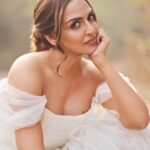 Esha Deol Instagram – Runaway bride vibes 😉@kevin.nunes.photography you really bring out the best in me 😍 thank you brother always love working with you 🤗🧿♥️👍🏼 

HMU – @ankitamanwanimakeupandhair @fatima_dsouza 

#picoftheday #whitegown #runawaybride #photography #eshadeol #gratitude 🧿♥️