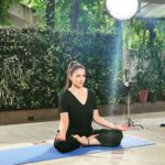 Esha Deol Instagram – Stay calm through the storm & breathe 😊 Happy international Yoga day 🙏🏼
This picture was taken during a shoot to promote the practice of yoga . 

#internationalyogaday #yoga #fitnessmotivation #wednesdaywisdom #picoftheday #eshadeol #gratitude 🧿♥️