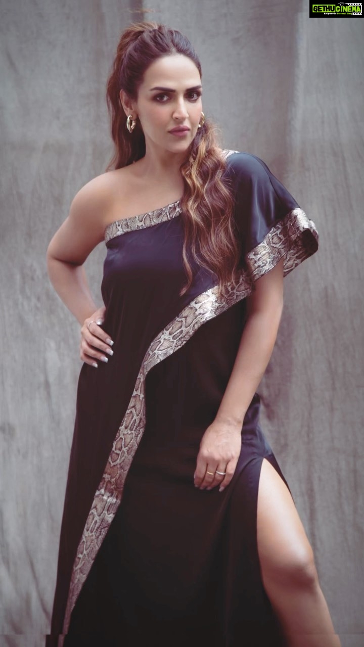 Esha Deol Instagram - This outfit is specially made for me by Sundari khan . Have always loved wearing her clothes. Love you sundari aunty ♥️ @fardeenfkhan 📸Photographer - @sahilsachdevaphotography 💄HMU - @ankitamanwanimakeupandhair @surve.jaya 👗Styled by - @priyaaa24 💃🏻Outfit - #sundarikhan ♥️Managed by - @palsandpeersentertainment 🕺🏼Staff - @shankarjadhav813 #reels #trendingreels #eshadeol #photoshoot #eshadeol blackoutfit #oneshoulderdress #gratitude 🧿♥️